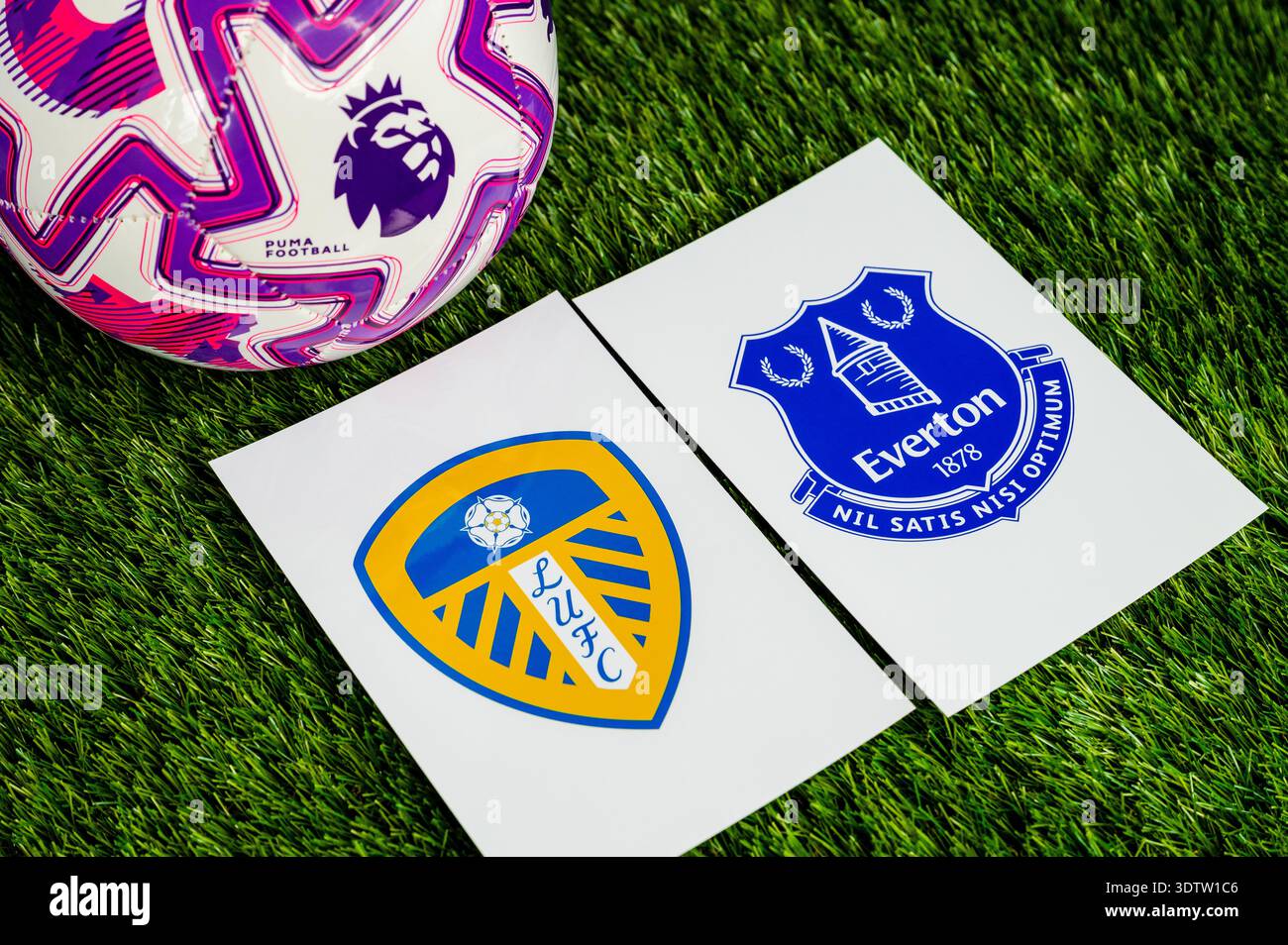 LONDON, VEREINIGTES KÖNIGREICH, 23. FEBRUAR 2026: Leeds United gegen Everton English Premier League, Vereinswappen und Fußball auf frischem, grünem Gras bac Stockfoto