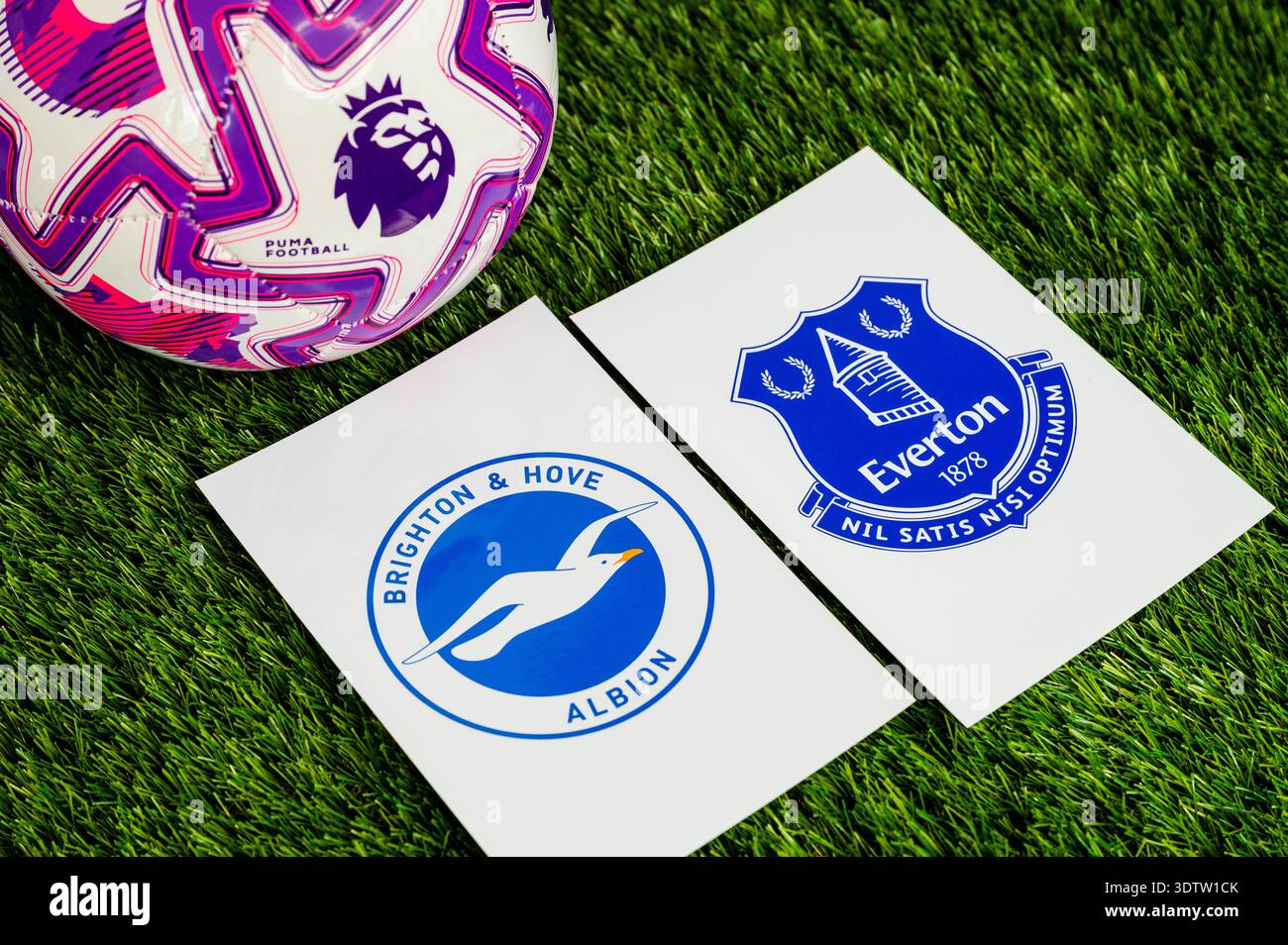 LONDON, GROSSBRITANNIEN, 23. FEBRUAR 2026: Brighton & Hove Albion gegen Everton English Premier League Matchup, Mannschaftslogos und Fußball auf Green gr Stockfoto