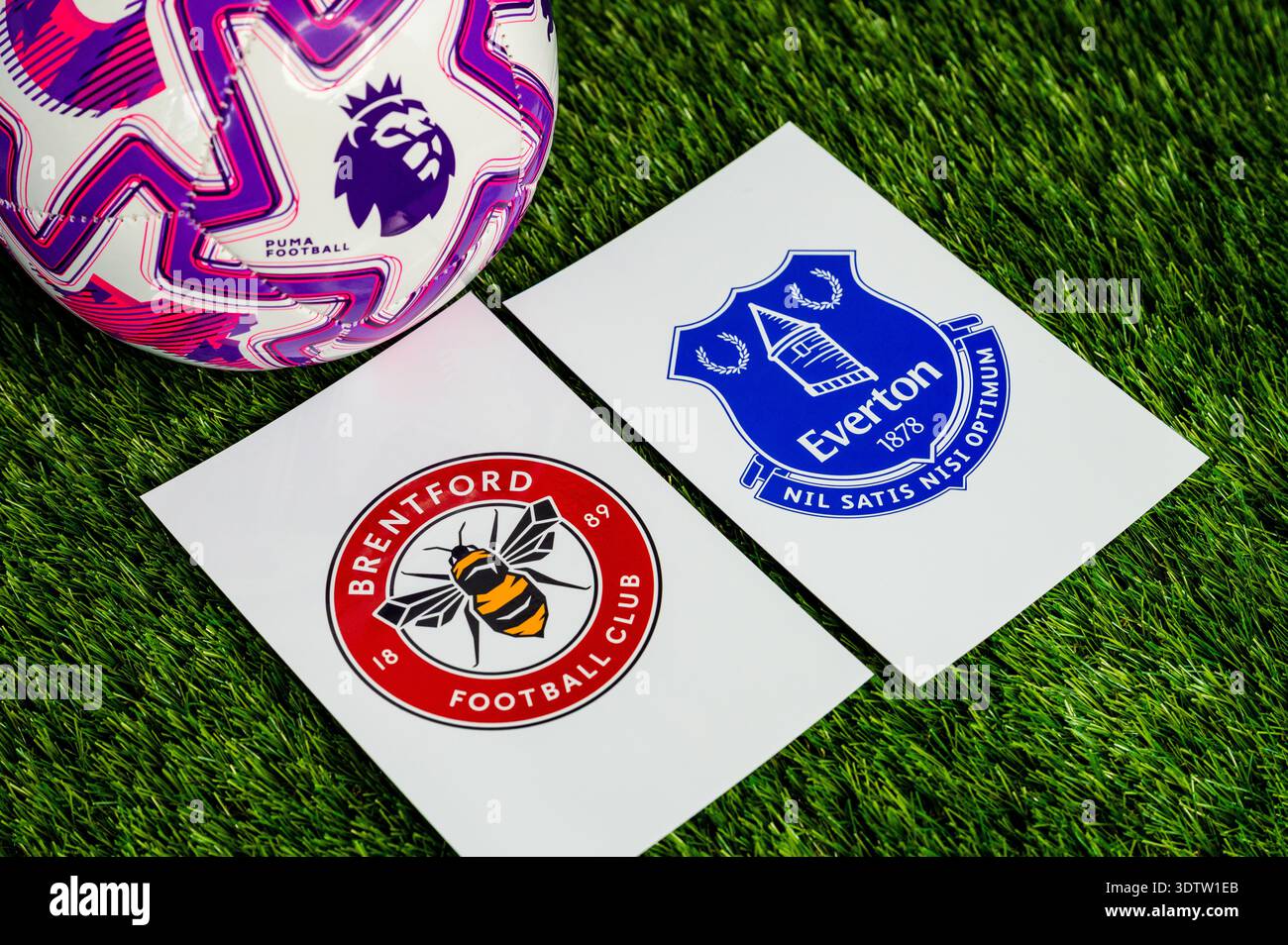 LONDON, GROSSBRITANNIEN, 23. FEBRUAR 2026: Fußballspiel Brentford gegen Everton Premier League, offizieller Match Ball auf üppigem Grün, Hintergrundbild mit Stockfoto