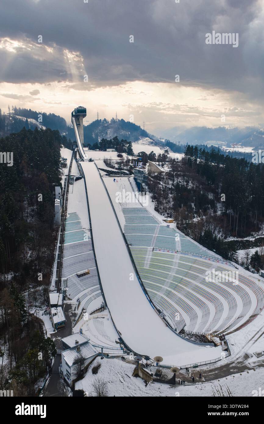 Blick aus der Vogelperspektive auf die Bergisel-Schanze und den Zaha Hadid-Turm in Innsbruck Stockfoto