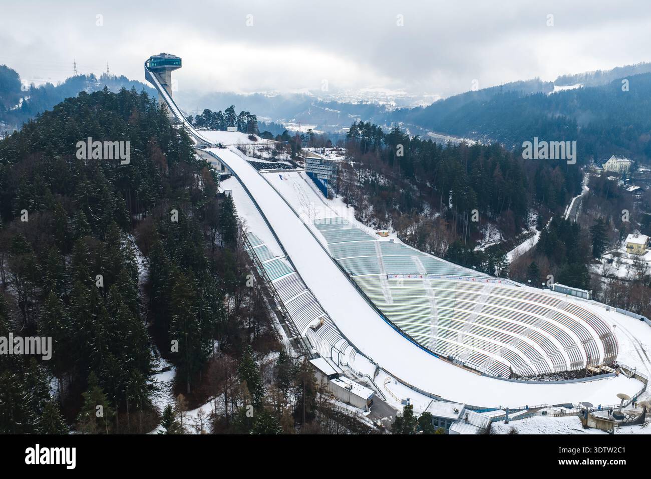 Blick aus der Vogelperspektive auf die Bergisel Skisprungschanze und den Zaha Hadid Turm in Innsbruck Stockfoto