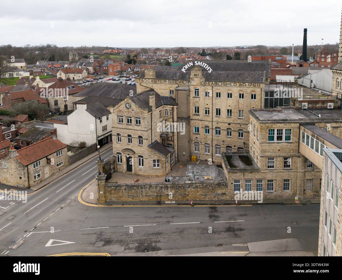 TADCASTER, GROSSBRITANNIEN - 23. FEBRUAR 2026. Eine Luftlandschaft der viktorianischen Architektur des John Smith's Brauereigebäudes in North Yorkshire Stockfoto