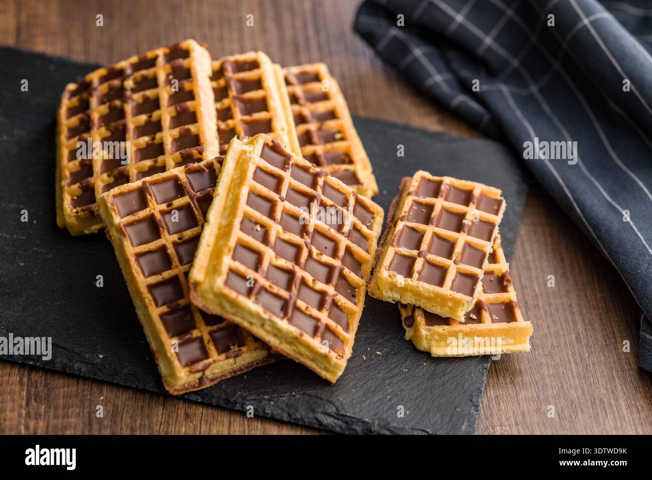 Süße Waffeln mit Schokolade auf einem Holztisch. Stockfoto