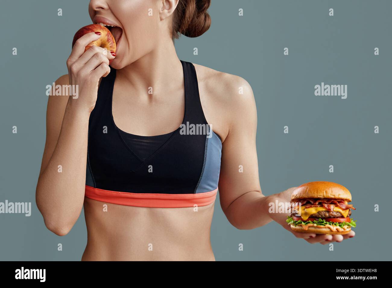 Porträt einer fröhlichen jungen Frau, die Apfel isst.Diät. Diät, Gesunde Ernährung Stockfoto