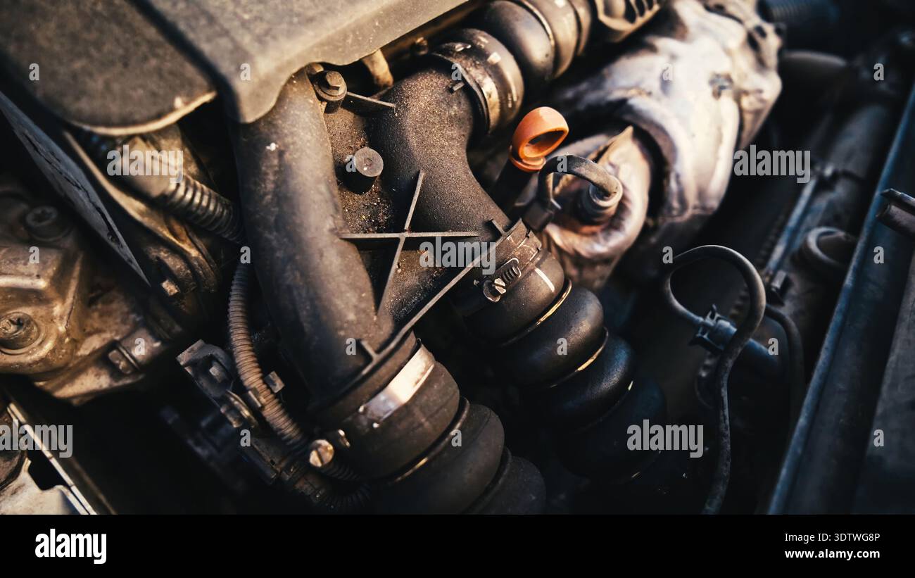 Motor Eines Fahrzeugs mit hoher Kilometerleistung unter offener Motorhaube Stockfoto