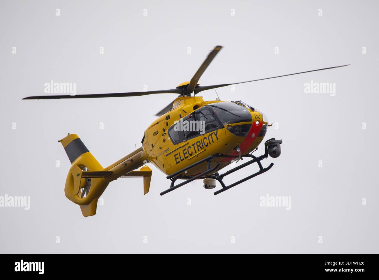 Stromerzeugungsunternehmen Inspiziert Powerlines In Cornwall. Stockfoto