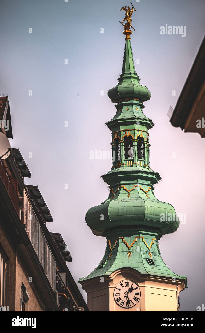 Traditioneller Kirchturm in Bratislava, Slowakei Stockfoto