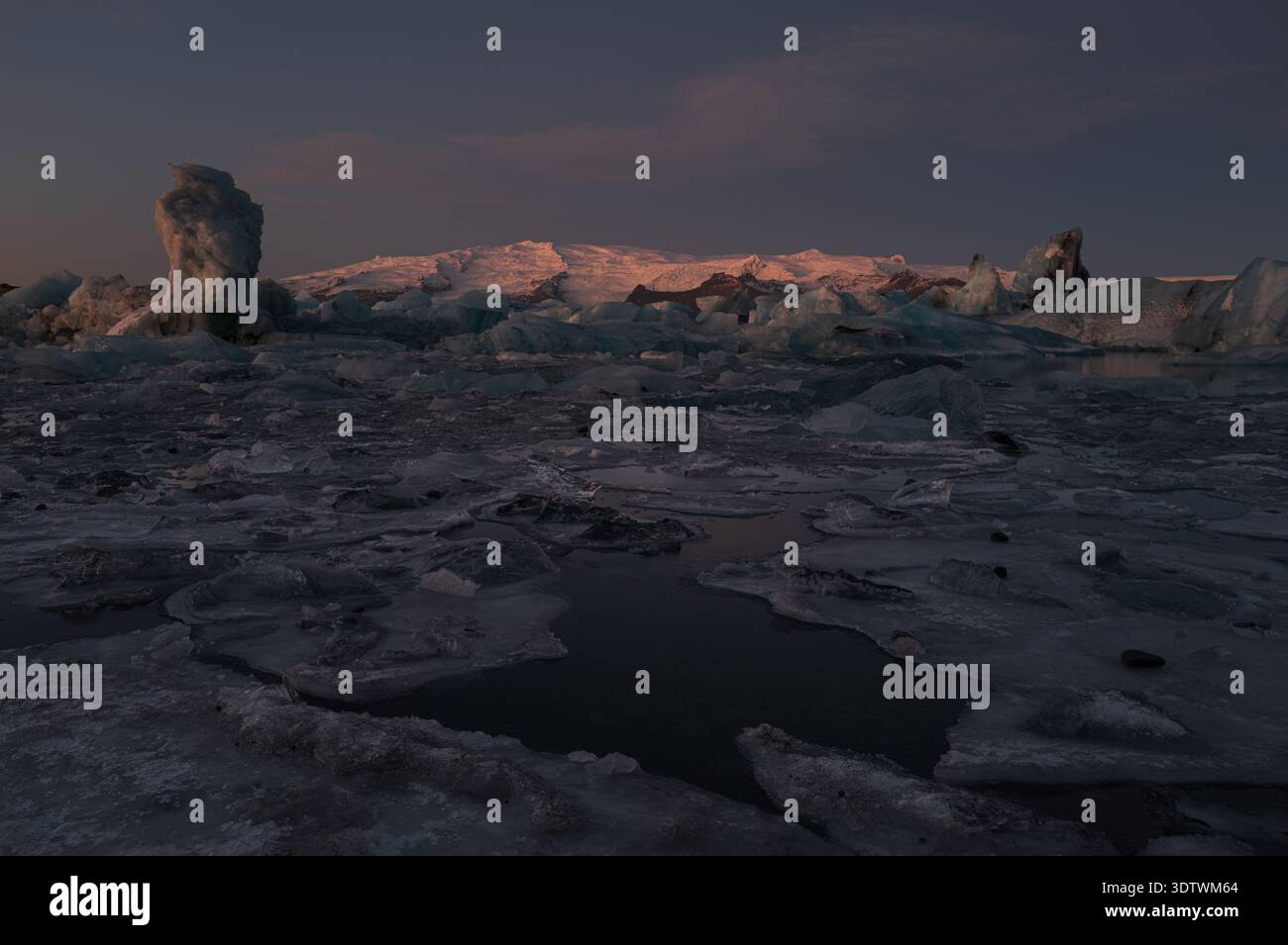 Gletscherlagune mit treibenden Eisbergen von Breiðamerkurjökull, Vatnajökull Nationalpark, Südküste Islands Jökulsárlón Stockfoto