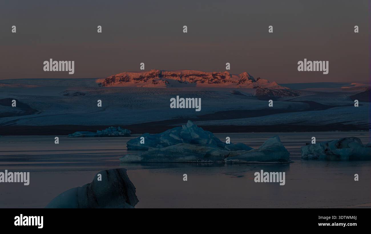 Gletscherlagune mit treibenden Eisbergen von Breiðamerkurjökull, Vatnajökull Nationalpark, Südküste Islands Jökulsárlón Stockfoto