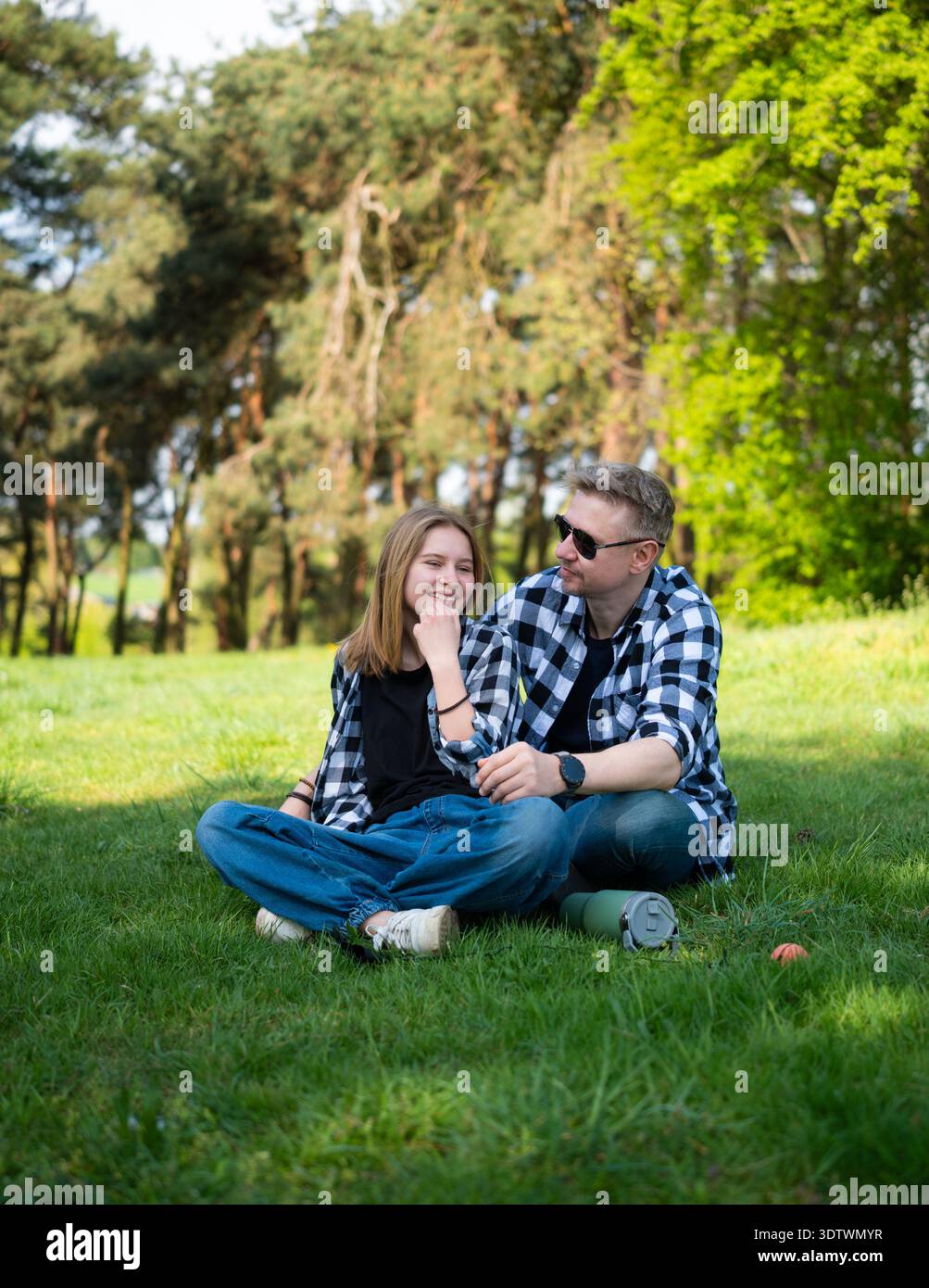 Glücklicher Vater Und Tochter Verbringen Viel Zeit Zusammen Auf Gras Im Park Stockfoto