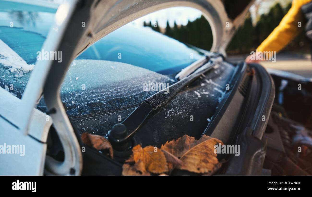 Ein Fahrzeug, das mit geöffneter Motorhaube geparkt ist, hat Ein Problem beim Starten an Einem gefrorenen Wintermorgen Stockfoto