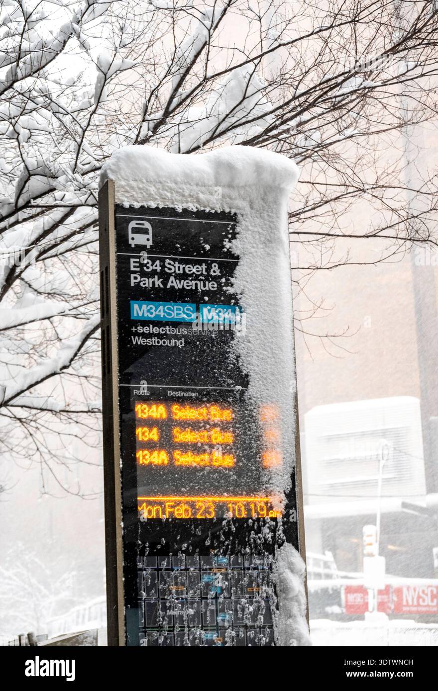 Der Schneesturm vom Februar 2026 lähmte New York City mit fast 20 cm Schnee in New York City, USA Stockfoto