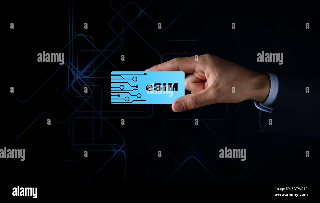 Geschäftsmann mit virtueller eSIM vor schwarzem Hintergrund, Nahaufnahme Stockfoto