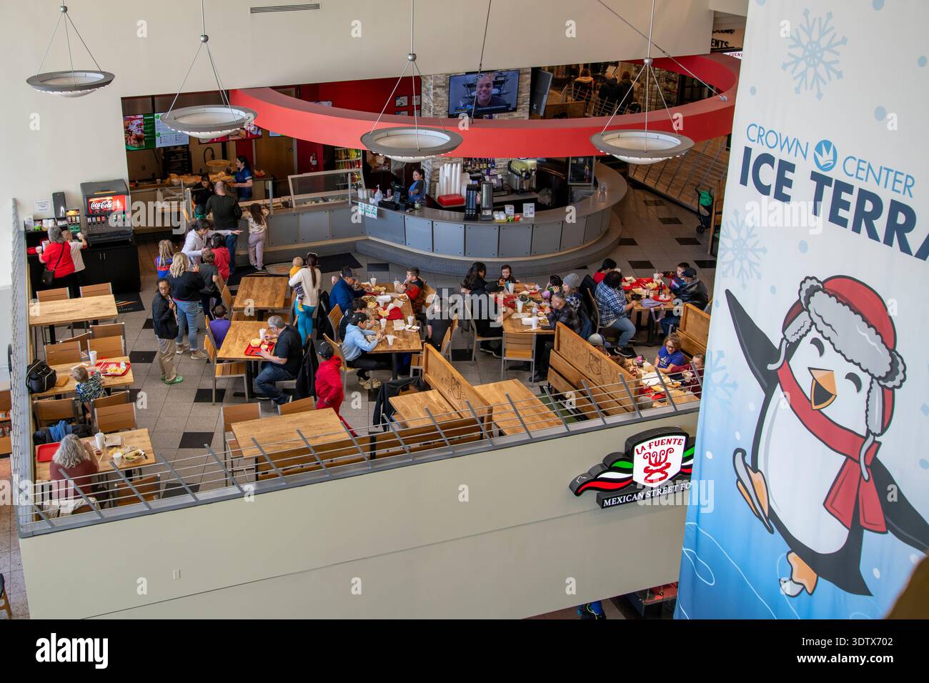 Kansas City, Missouri. Kronenmitte. Blick aus einem hohen Winkel auf die Leute, die im mexikanischen Restaurant La Fuente essen Stockfoto