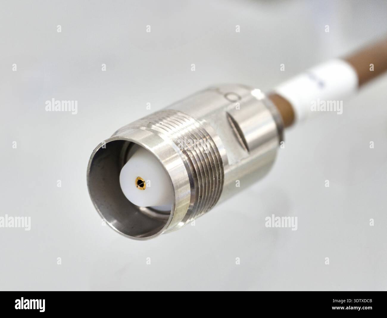 Das Steckverbinderdesign zeigt komplexe Hochfrequenztechnologie mit Präzisionstechnik und Liebe zum Detail in der modernen Elektronik Stockfoto