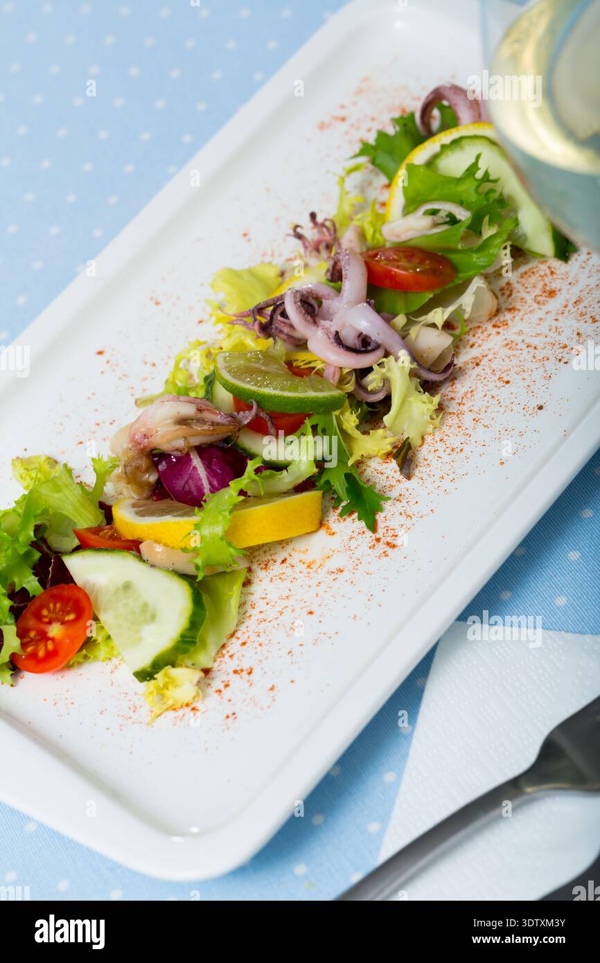 Salat mit gekochten Tintenfische, Salat, Limette, geräuchertem Paprika mischen Stockfoto