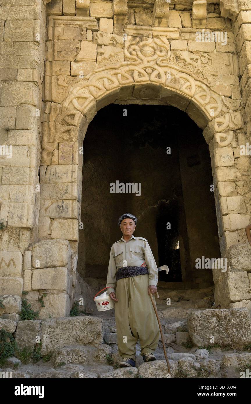 Amadiya, Irak. 3. Oktober 2009 ein alter Kurdischer in traditioneller Kleidung vor dem bogenförmigen Bahdinan Tor im Dorf Amadiya in Kurdisch Stockfoto