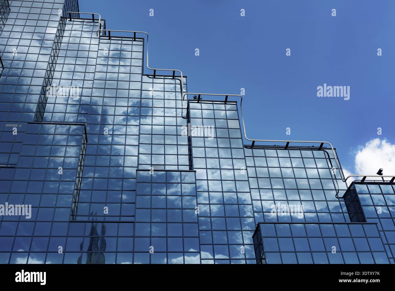 London, England, Großbritannien. Juli 2022. Modernes Bürogebäude mit Glasfassade im Stadtzentrum der britischen Hauptstadt London, Großbritannien Stockfoto