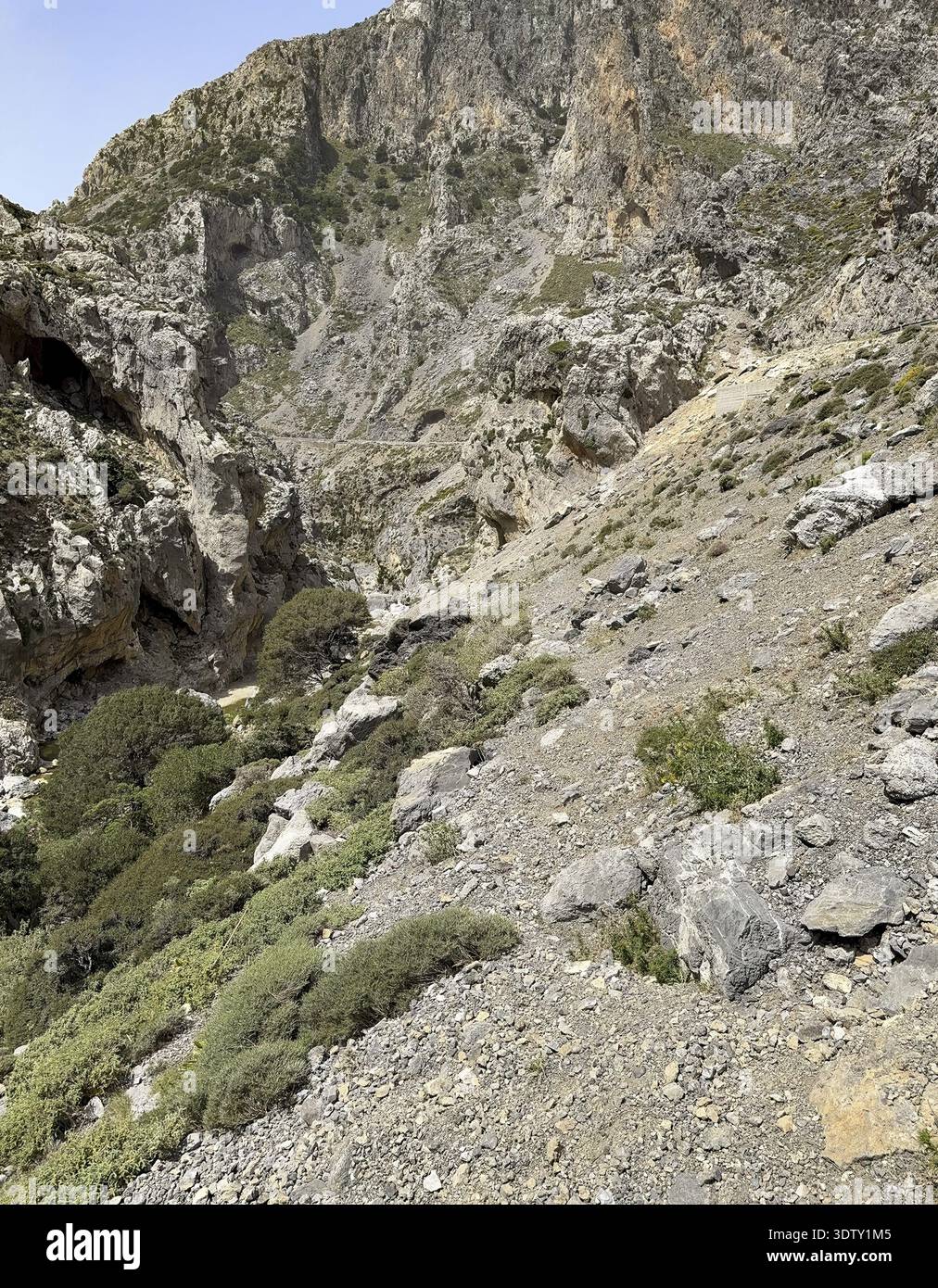 Erosion an felsigen Berghängen aus erodierten Felsen mit Gefahr eines Steinsturzes, international Stockfoto