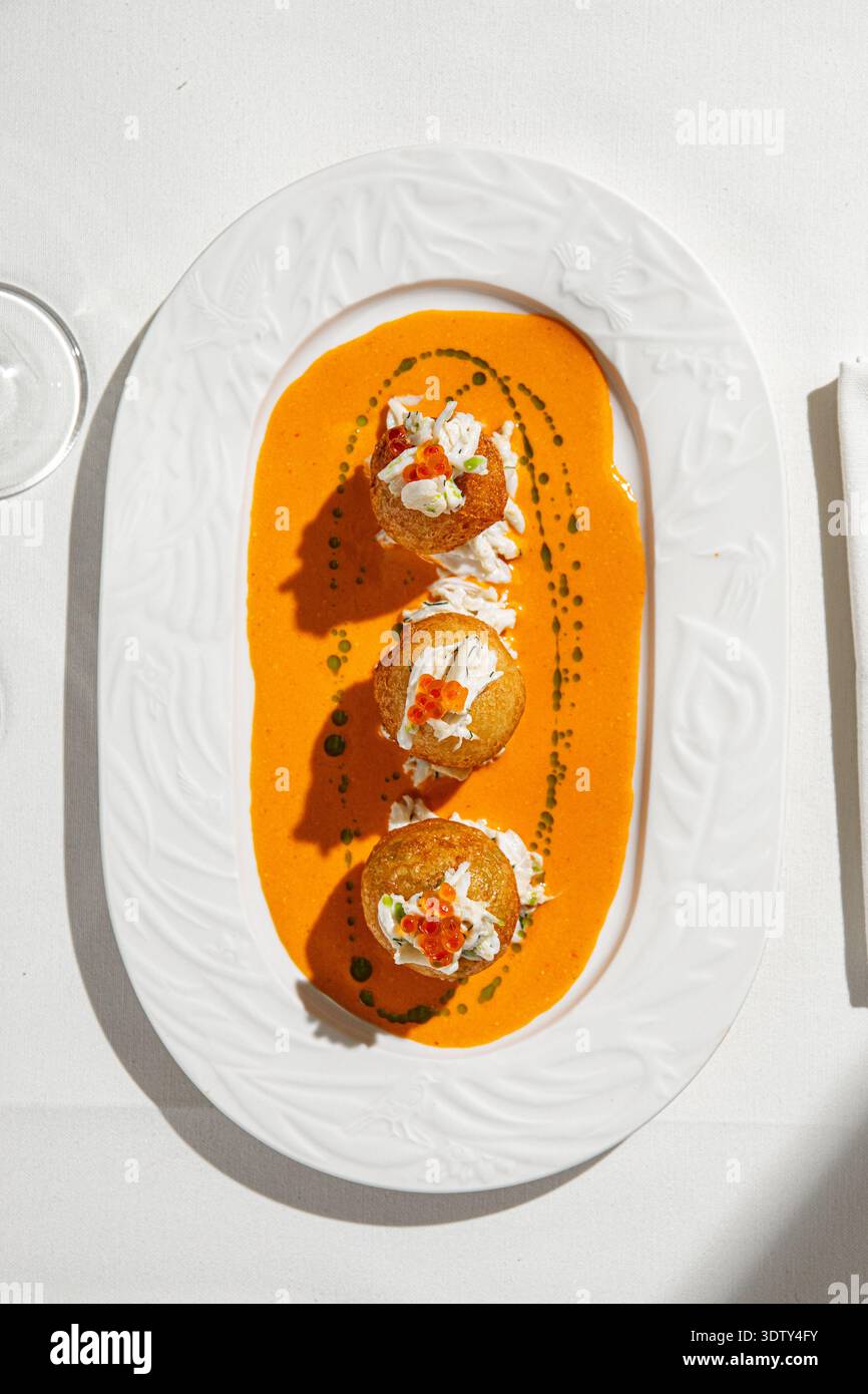 Gebratene Krabbenkroketten mit Kaviar und Sauce Stockfoto
