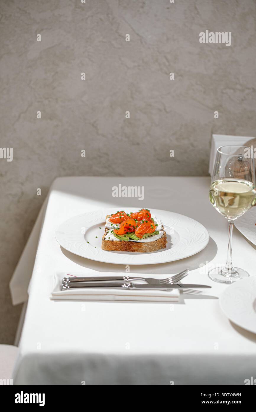 Geräucherter Lachs-Toast mit Frischkäse Stockfoto