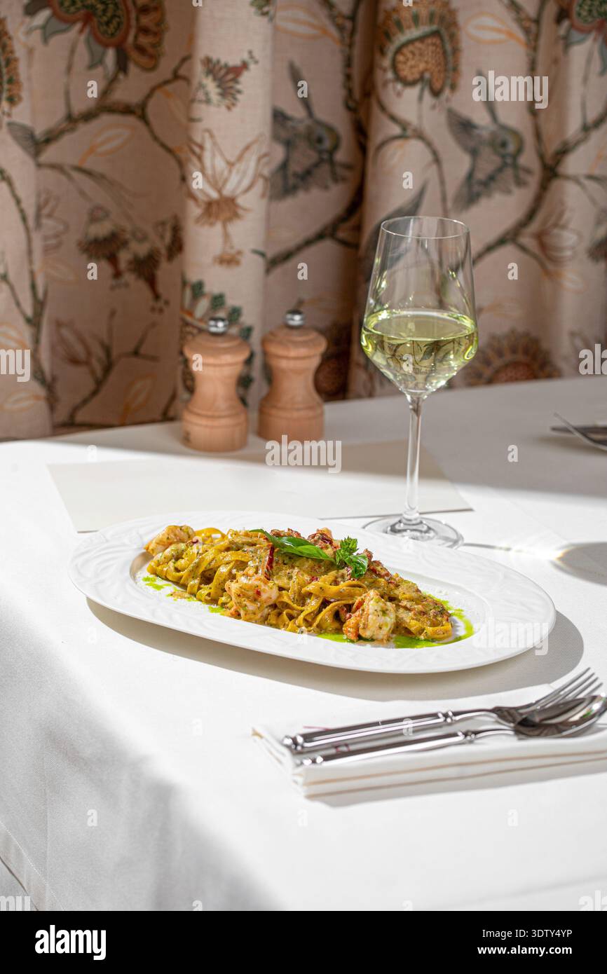 Nudeln mit Garnelen in cremiger Pesto-Sauce Stockfoto