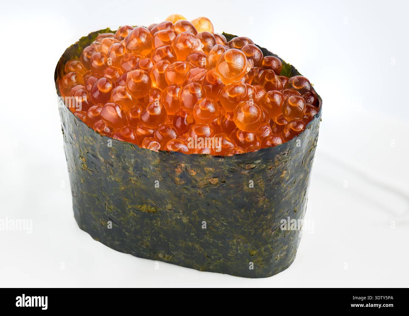 Ikura Gunkan Sushi gefüllt mit lebendigem Lachsrogen, umhüllt von frischer Alge, wunderschön angeordnet auf einem sauberen weißen Hintergrund, präsentiert Meeresfrüchte-Feinkost Stockfoto