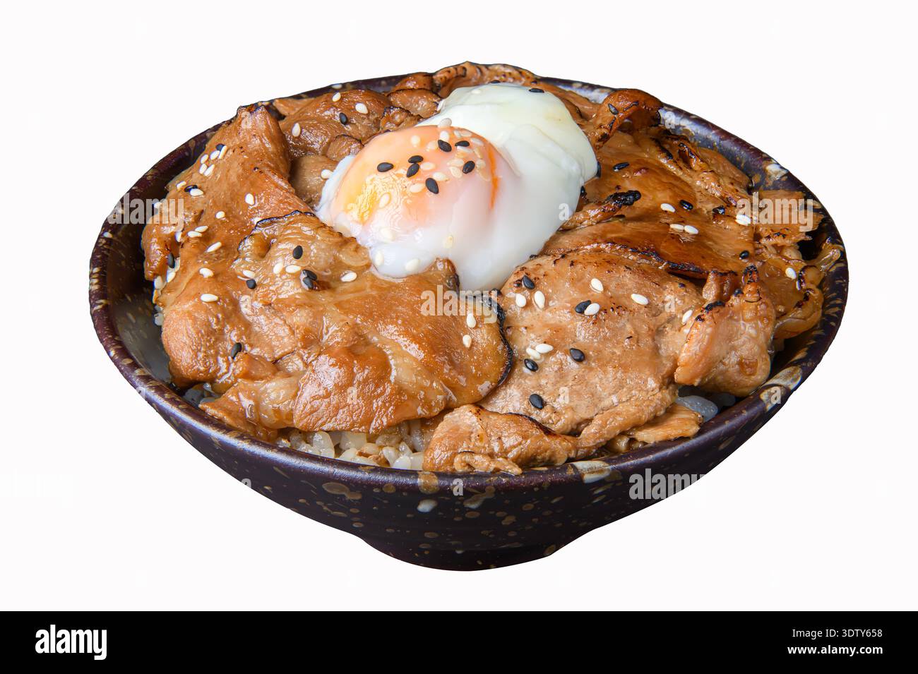 Eine Schüssel mit Schweinefleisch und Reis, garniert mit einem weichen Onsen-Ei und bestreut mit Sesamsamen, bietet eine herzhafte japanische Mahlzeit. Isoliert auf weißem Hintergrund Stockfoto
