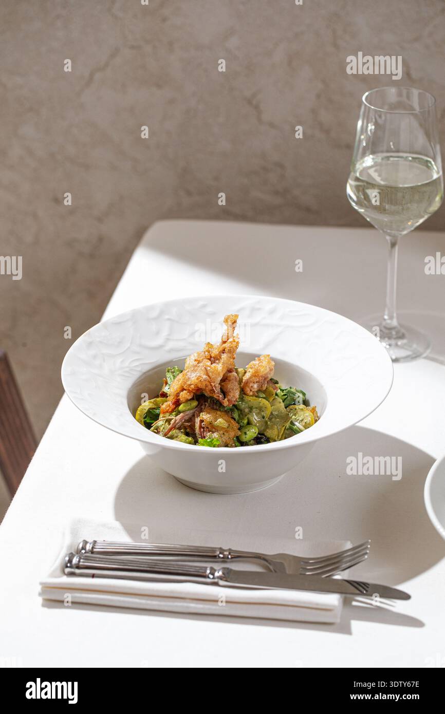 Knuspriger Garnelensalat mit Gemüse auf weißem Teller Stockfoto