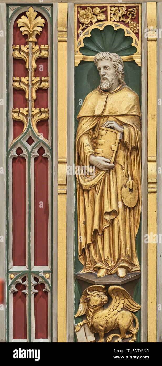 Figur des Evangeliumsschriftstellers St. Lukas auf dem Reredos hinter dem Hauptaltar der christlichen Kathedrale St. Martin in Leicester, England. Stockfoto