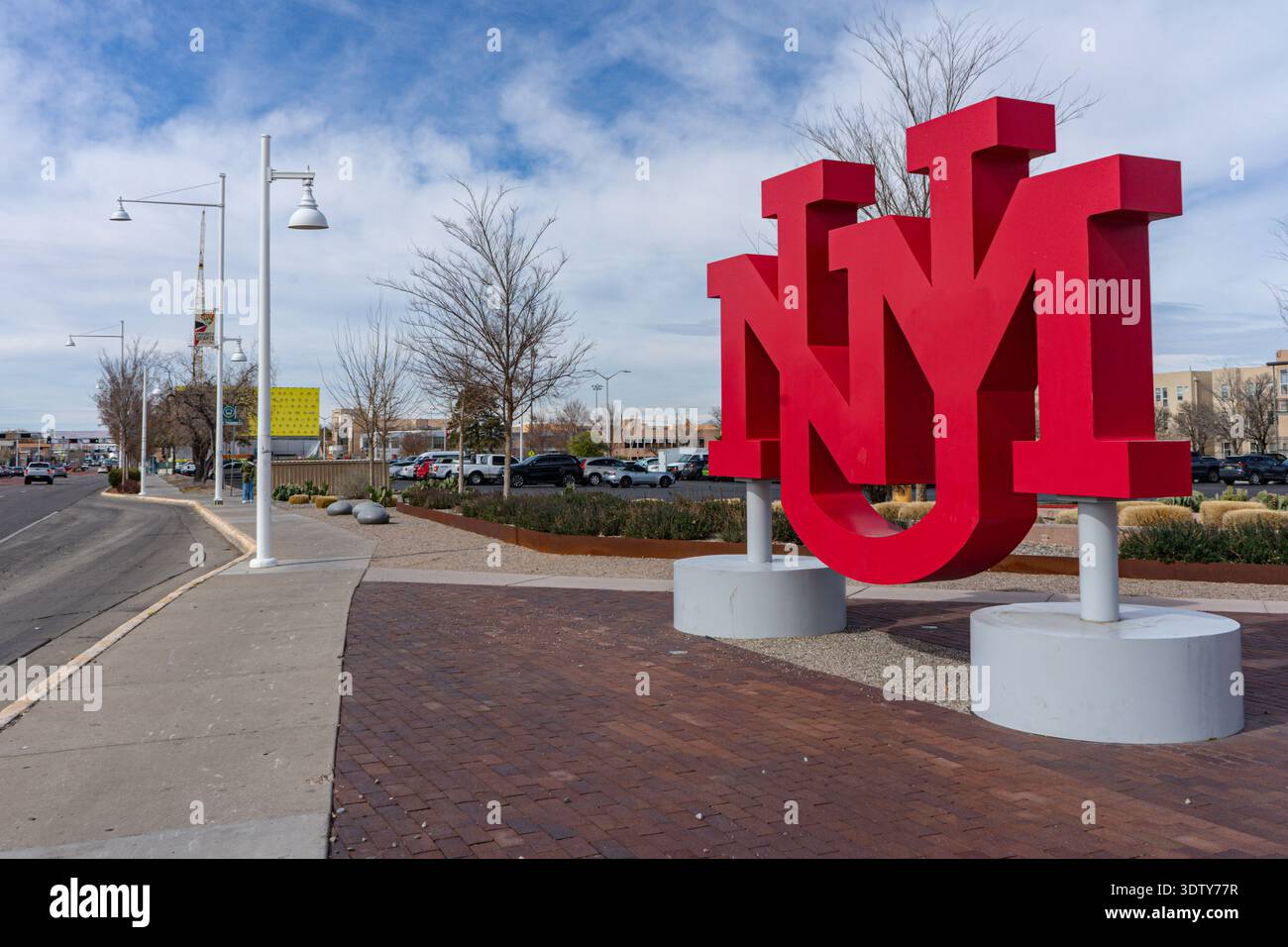 Das UNM-Schild neben der Central Ave. Und dem Girard Blvd. In Albuquerque, New Mexico, USA Stockfoto