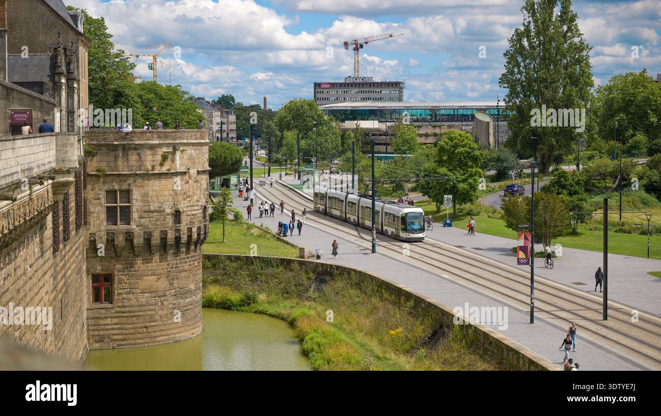 Nantes (Nordwestfrankreich): Blick auf die Straße „Cours Roosevelt“ mit Straßenbahn und Fußgängern vom Schloss der Herzöge der Bretagne Stockfoto