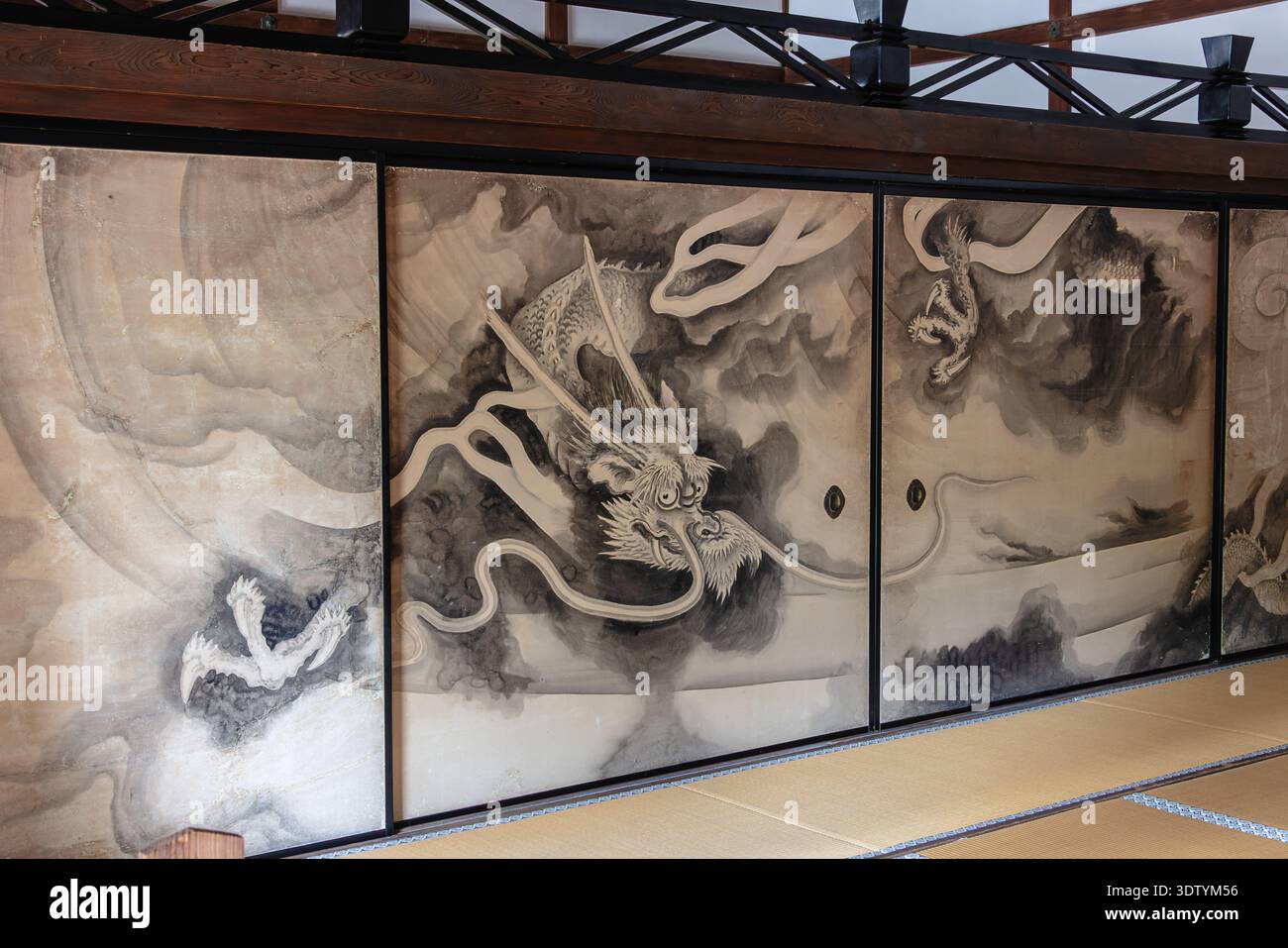 Editorial: KYOTO, HONSHU, JAPAN, 8. September 2025 - Drachenmalereien auf fusuma (Schiebetüren) im Ryoan-JI-Tempel, die Zen-Ästhetik mit verbinden Stockfoto