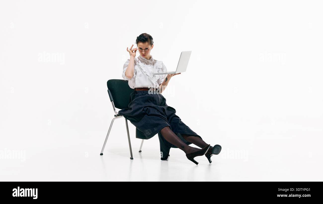 Elegantes professionelles Notebook für Frauen und eine verstellbare Brille in minimalem Studio. Stockfoto