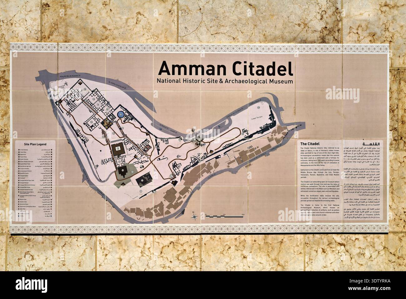 Diese Karte zeigt das Layout der Zitadelle von Amman, eine wichtige historische Stätte in Jordanien. Sie markiert verschiedene Sehenswürdigkeiten. Stockfoto