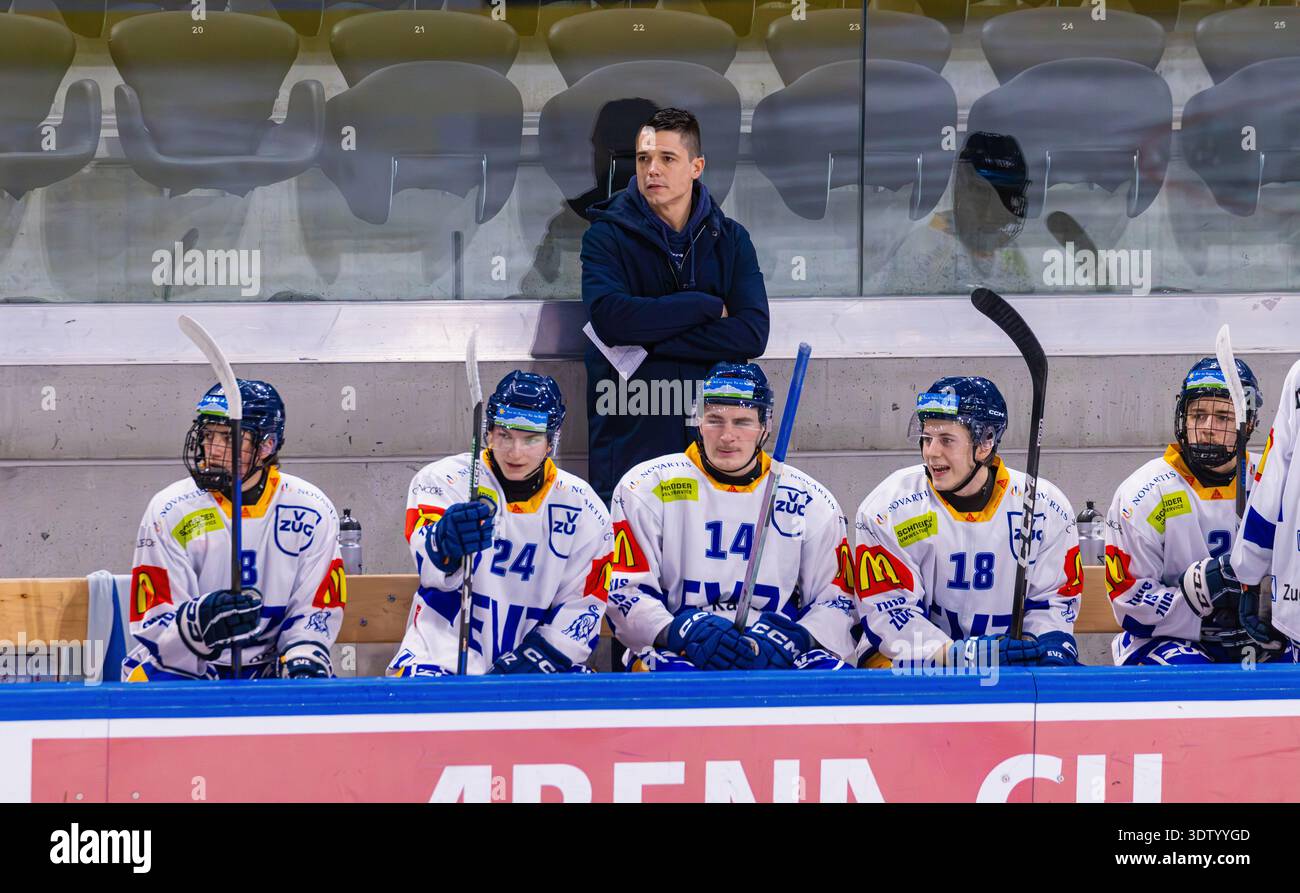 Zürich, Schweiz, 11. Februar 2026: Reto Suri, Cheftrainer des EV Zug U21 Elite Teams, beobachtet das Spiel. Vor ihm steht Spieler Nr. 8 Tom Braschler Stockfoto
