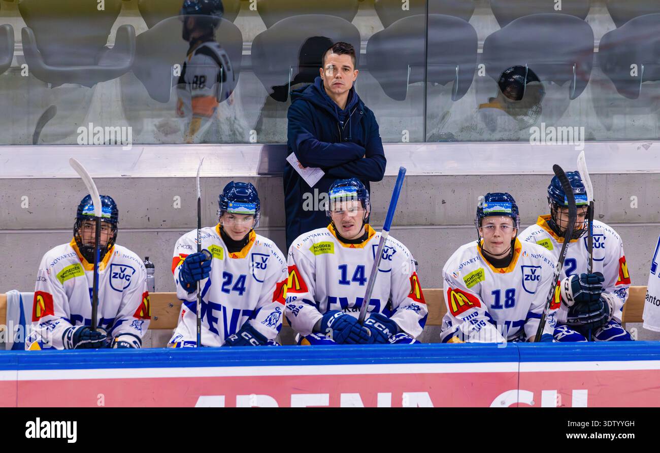Zürich, Schweiz, 11. Februar 2026: Reto Suri, Cheftrainer des EV Zug U21 Elite Teams, beobachtet das Spiel. Vor ihm steht Spieler Nr. 8 Tom Braschler Stockfoto