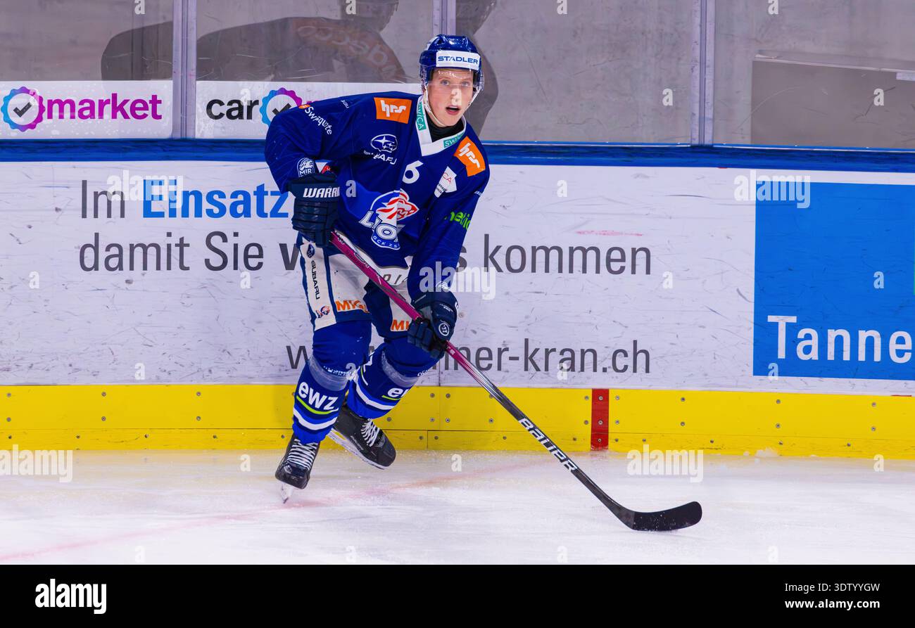 Zürich, Schweiz, 11. Februar 2026: #6 Laurin Schmucki, Verteidigerin U21-Elit Team GCK Lions mit dem Puck. (Foto: Andreas Haas/dieBildmanufaktur) Stockfoto