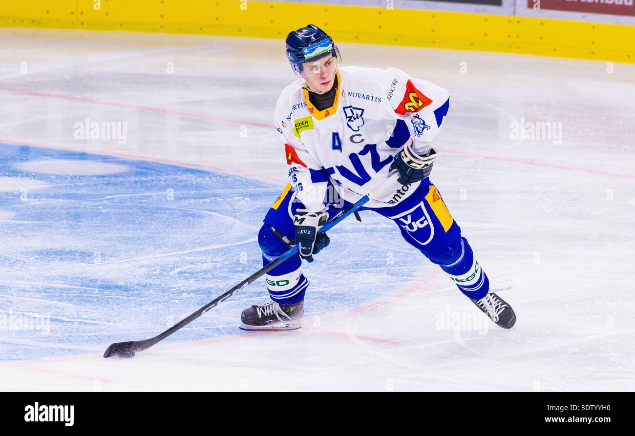 Zürich, Schweiz, 11. Februar 2026: #4 Flavio Andri, Verteidiger U21-Elit Team EV Zug spielen einen Pass. (Foto: Andreas Haas/dieBildmanufaktur) Stockfoto