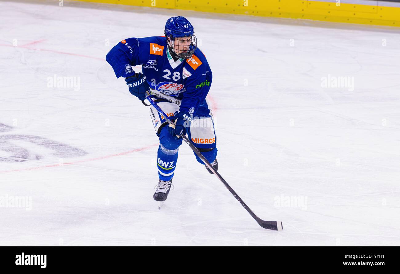 Zürich, 11. Februar 2026: #28 Fabrice Bouvard, Stürmer U21-Elit Team GCK Lions mit dem Puck. (Foto: Andreas Haas/dieBildmanufaktur) Stockfoto