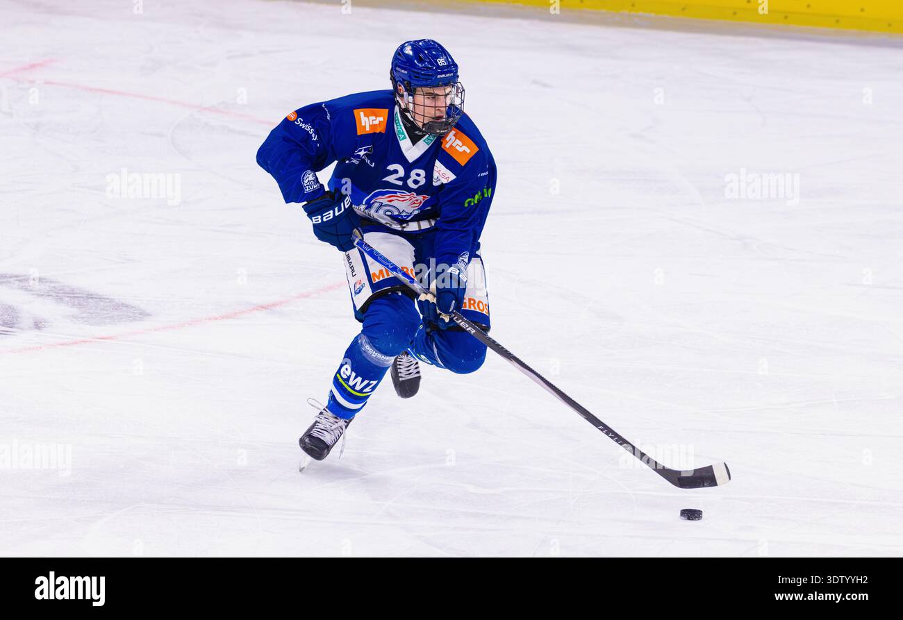 Zürich, 11. Februar 2026: #28 Fabrice Bouvard, Stürmer U21-Elit Team GCK Lions mit dem Puck. (Foto: Andreas Haas/dieBildmanufaktur) Stockfoto