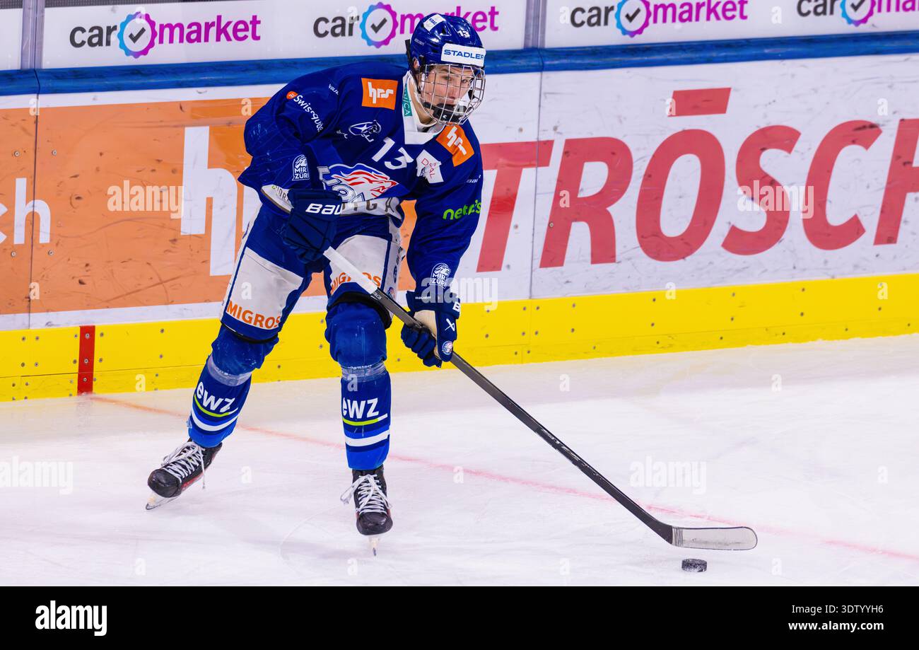 Zürich, 11. Februar 2026: #13 Lennox Hirt, Verteidiger U21-Elit Team GCK Lions mit dem Puck. (Foto: Andreas Haas/dieBildmanufaktur) Stockfoto