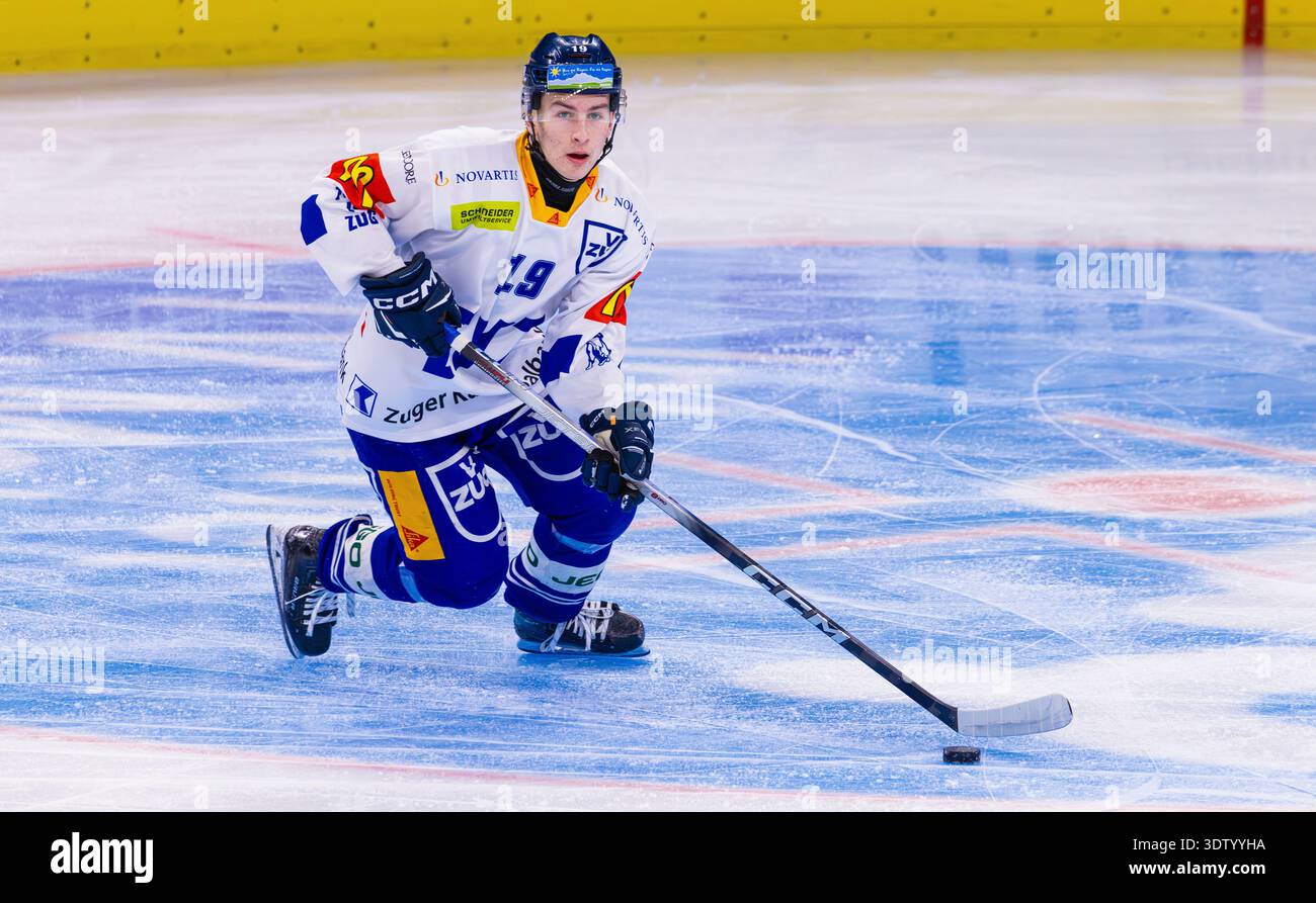 Zürich, 11. Februar 2026: #19 Dario Schilter, Verteidiger U21-Elit Team EV Zug mit dem Puck. (Foto: Andreas Haas/dieBildmanufaktur) Stockfoto