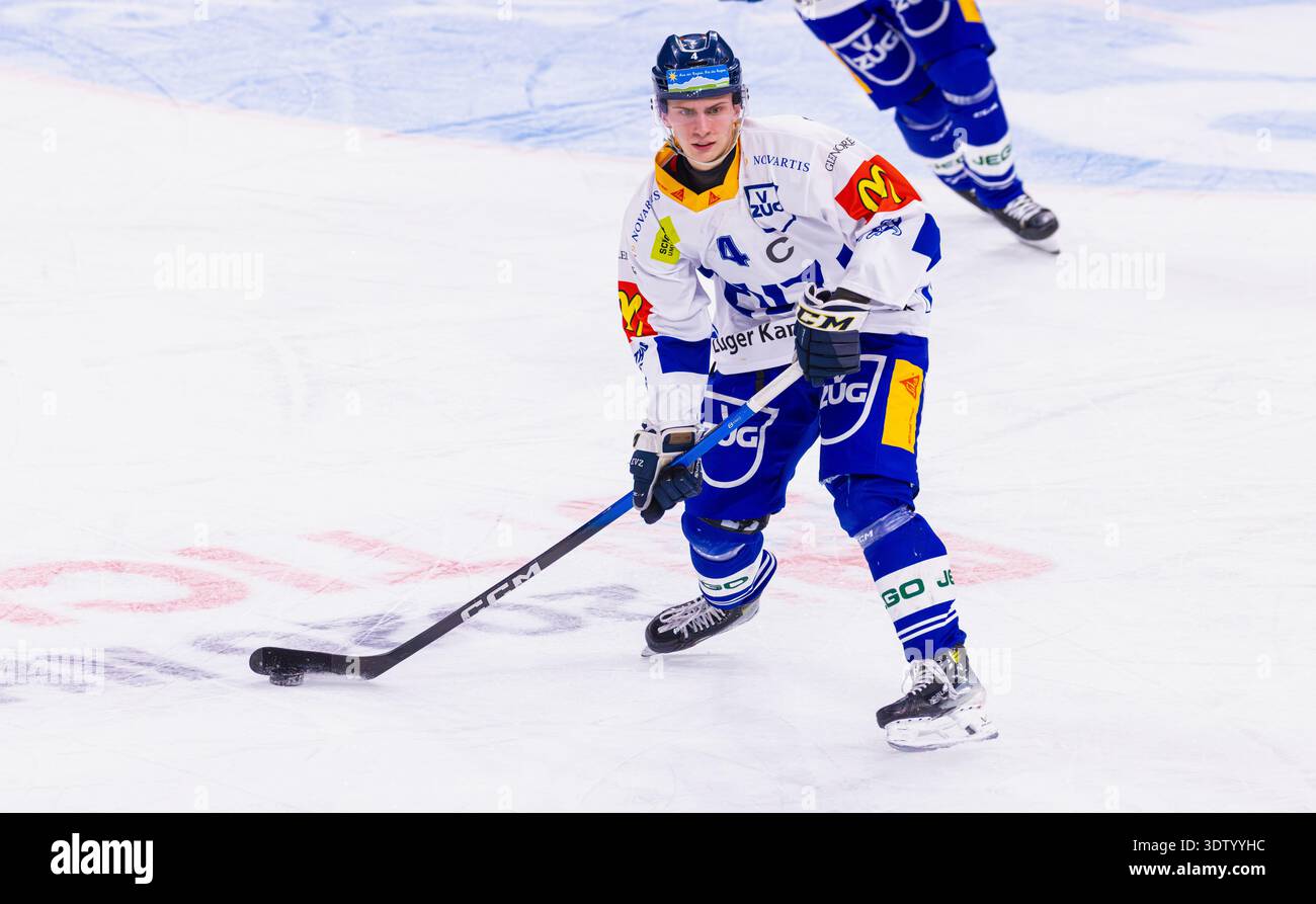 Zürich, Schweiz, 11. Februar 2026: #4 Flavio Andri, Verteidiger U21-Elit Team EV Zug mit dem Puck. (Foto: Andreas Haas/dieBildmanufaktur) Stockfoto
