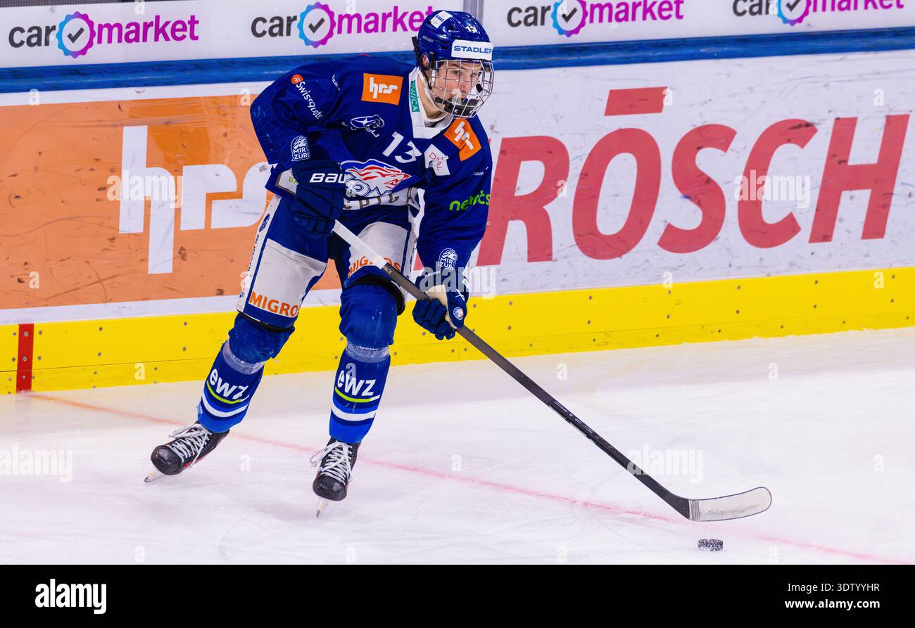 Zürich, 11. Februar 2026: #13 Lennox Hirt, Verteidiger U21-Elit Team GCK Lions mit dem Puck. (Foto: Andreas Haas/dieBildmanufaktur) Stockfoto
