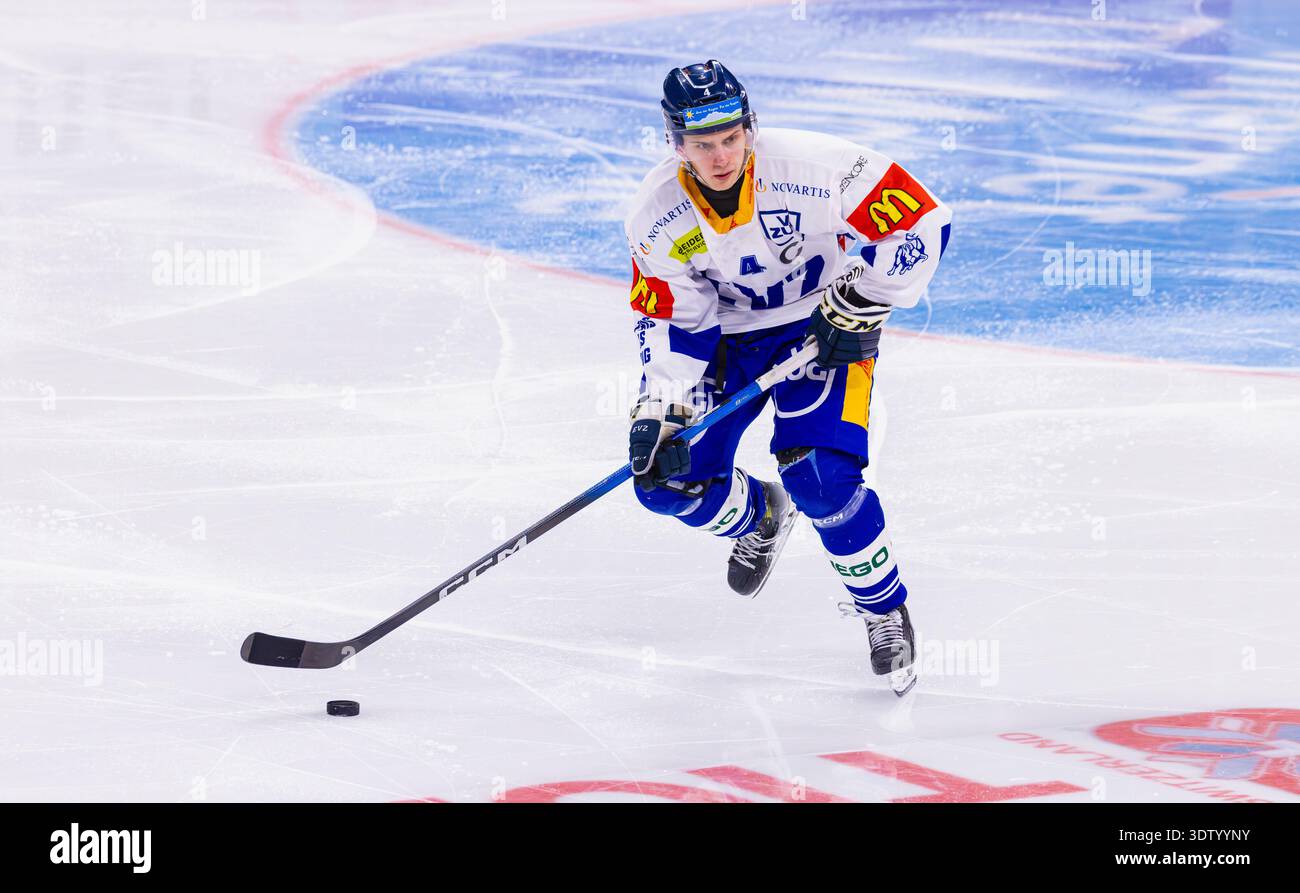 Zürich, Schweiz, 11. Februar 2026: #4 Flavio Andri, Verteidiger U21-Elit Team EV Zug mit dem Puck. (Foto: Andreas Haas/dieBildmanufaktur) Stockfoto