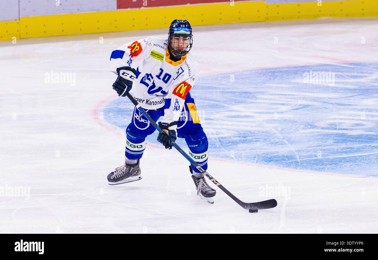 Zürich, Schweiz, 11. Februar 2026: #10 Daniel Fuchs, Verteidiger U21-Elit Team EV Zug mit dem Puck. (Foto: Andreas Haas/dieBildmanufaktur) Stockfoto