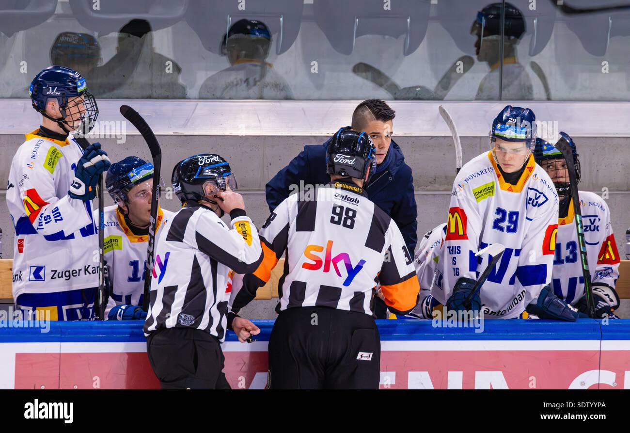 Zürich, 11. Februar 2026: Chefschiedsrichter #98 Philipp Buff erklärt EV Zugs Reto Suri die Regelinterpretation. Neben ihm ist Linienmann #3 L Stockfoto