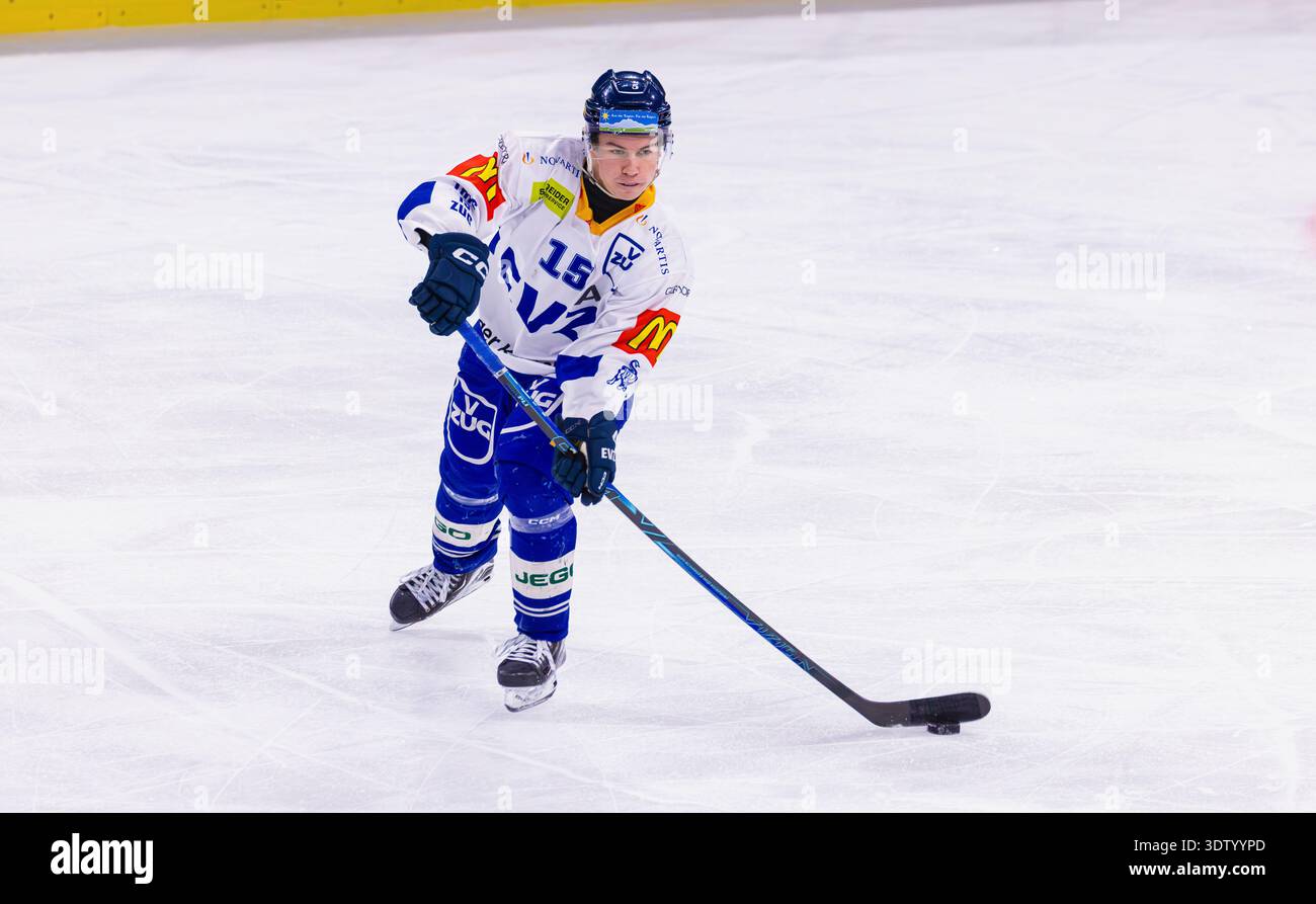Zürich, Schweiz, 11. Februar 2026: #15 Flavio Sauser, Verteidiger U21-Elit Team EV Zug spielen einen Pass. (Foto: Andreas Haas/dieBildmanufaktur) Stockfoto