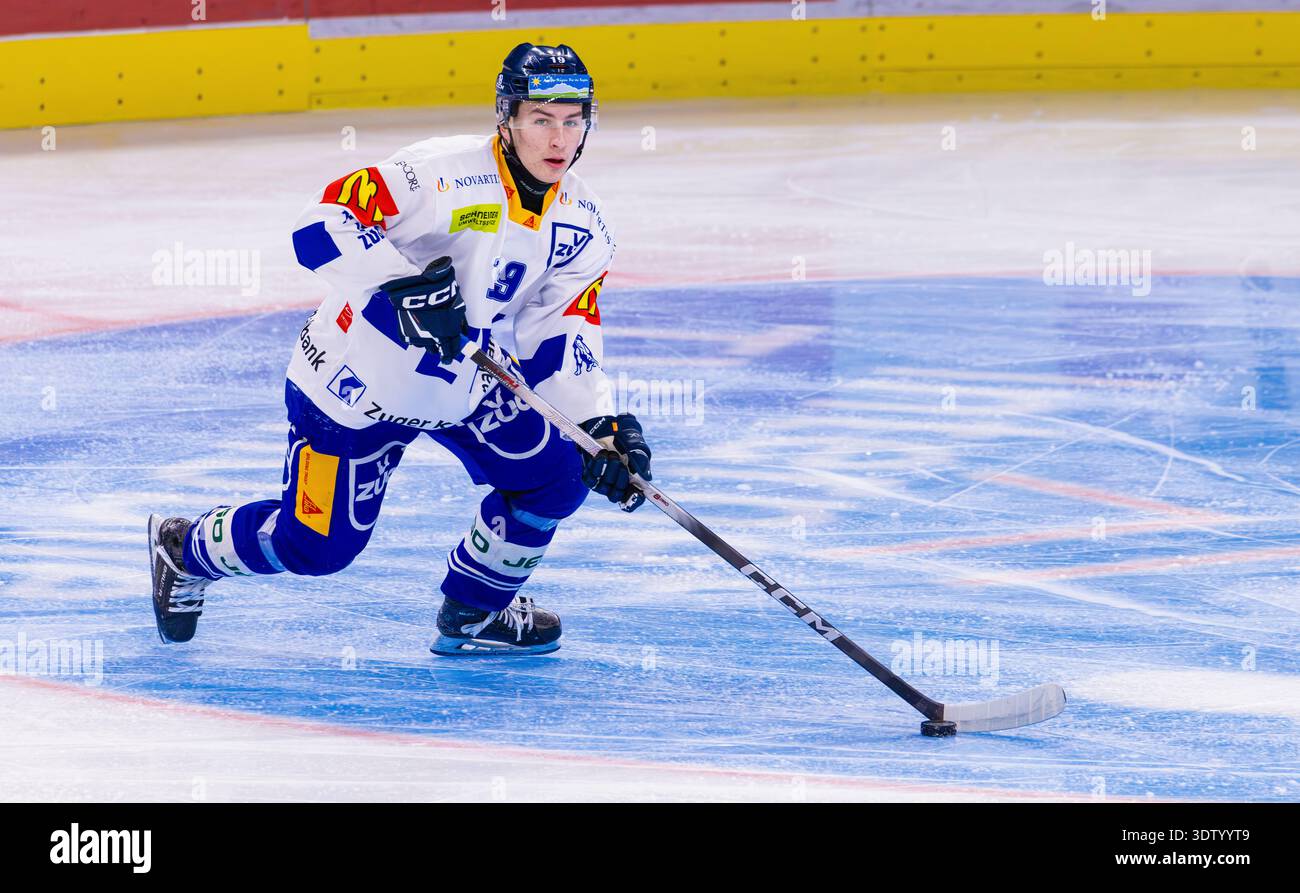 Zürich, 11. Februar 2026: #19 Dario Schilter, Verteidiger U21-Elit Team EV Zug mit dem Puck. (Foto: Andreas Haas/dieBildmanufaktur) Stockfoto